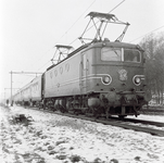 151113 Afbeelding van de electrische locomotief nr. 1147 (serie 1100) met twee nieuwe rijtuigen plan W van de N.S. ter ...